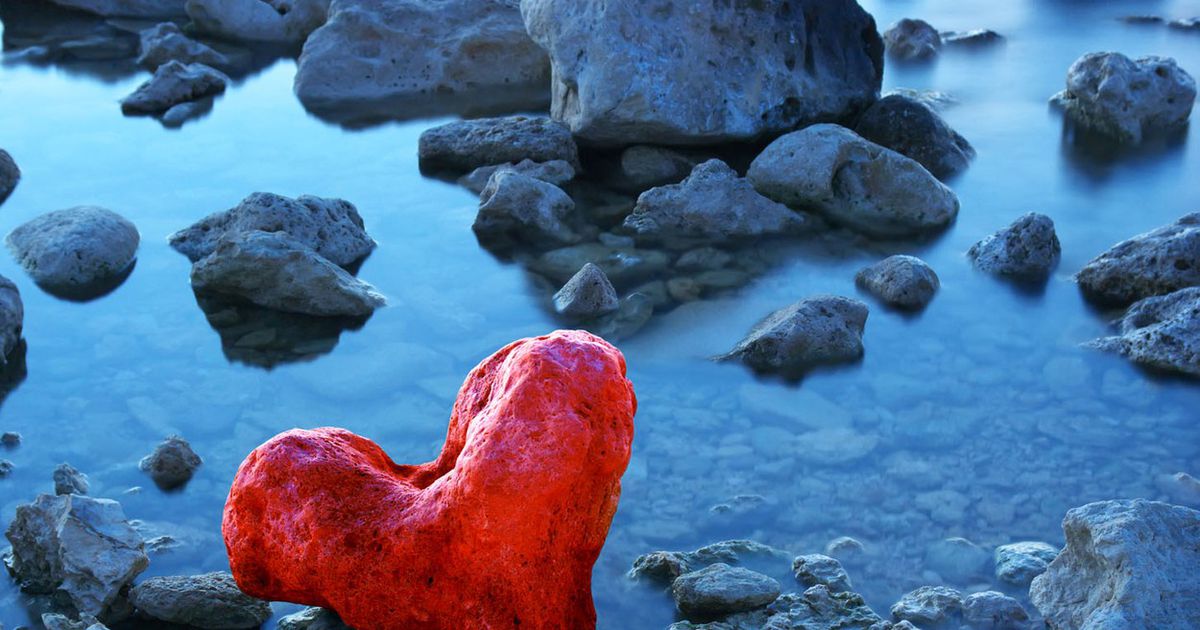 Сердце камень песня слушать. Каменное сердце. Сердце из камня. Каменные сердца на море. Море камушек сердце.