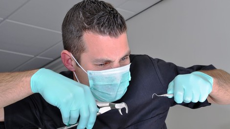 Zobozdravnik brez vesti iz Sankt Peterburga ženski odstranil 22 zdravih zob