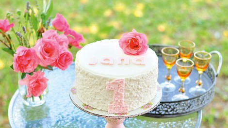 Revija Jana dobila torto za rojstni dan!