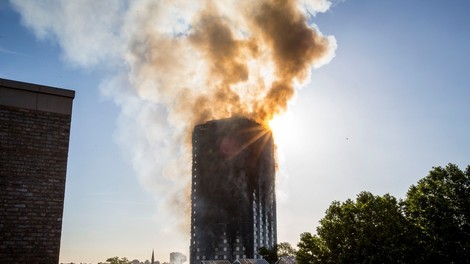 V Londonu gori stolpnica s 120 stanovanji! Z ognjem se bori 200 gasilcev!