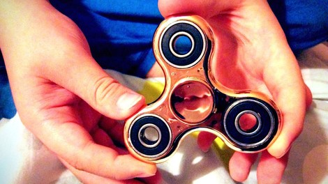 Vrtavka fidget spinner zasvojila tudi Slovenijo