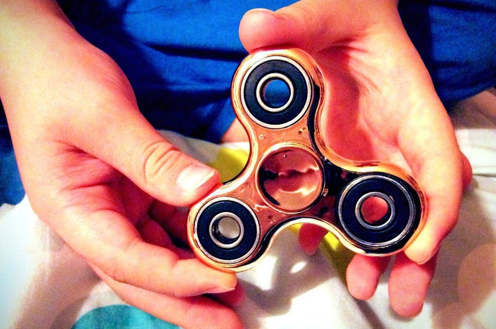 Vrtavka fidget spinner zasvojila tudi Slovenijo (foto: profimedia)