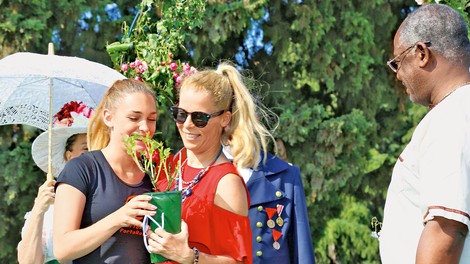 Anika Horvat: S hčerko posadila vrtnico