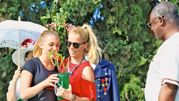 Ena od najpriljubljenejših slovenskih pevk Anika Horvat je zasluženo dobila svojo vrtnico na portoroškem vrtu slavnih. (foto: Jadran Rusjan, TZ Portorož)