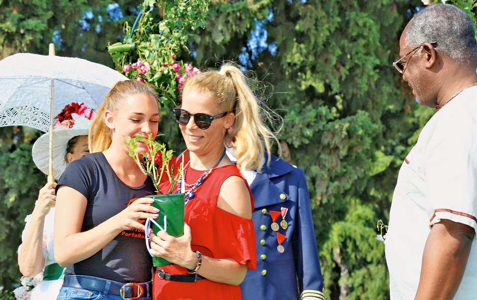 Ena od najpriljubljenejših slovenskih pevk Anika Horvat je zasluženo dobila svojo vrtnico na portoroškem vrtu slavnih. (foto: Jadran Rusjan, TZ Portorož)
