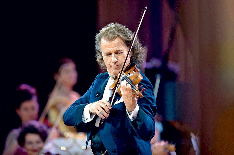 André Rieu ima več kot 
2 milijona oboževalcev
 na Facebooku, njegovi 
videoposnetki na 
Youtubeu pa dosegajo 
tudi več kot 300 
milijonov ogledov. 
Sicer pa je že 40 let 
poročen s svojo 
življenjsko sopotnico 
Marjorie, s katero živi 
v romantičnem dvorcu 
v Maastrichtu, imata 
pa dva sinova in 
pet vnukov.  (foto: Marcel van Hoorn)