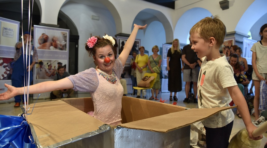 Pokukajte v bolniško sobo, ko so pri otrocih na obisku Rdeči noski! (foto: Rdeči noski Press)