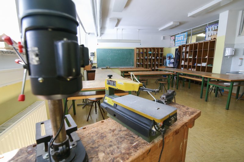 Pohištvo, mize in nekateri pripomočki v učilnici stojijo že več desetletij. (foto: Barbara Reya)