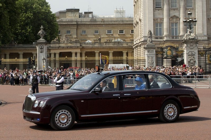 Prijavili britansko kraljico zaradi neuporabe varnostnega pasu (foto: profimedia)