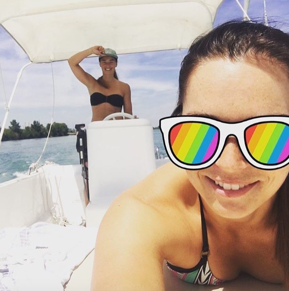 Tina si je za letošnje poletje izbrala kopalke v črni barvi.