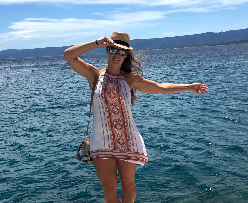 Tina je sicer začetek poletja 'oznanila' s tole fotografijo, na kateri  nosi prikupno poletno oblekico z indijanskim potiskom. 