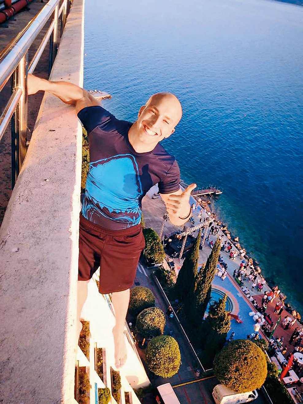 DARJA ZGONC: 
“Ker sem se rodila ob morju, bi težko rekla, kdaj sem šla prvič na morje sama, ker smo že v vrtcu brez staršev hodili na plažo. Ko se je otoplilo, smo tako šli v Žusterno, celo svojo osnovno šolo, celo poletje sem preživela v Žusterni. Bila sem pa pri tabornikih in vsako leto smo se za tri tedne odpravili kam in vedno smo zelo uživali. To je bil pravi žur.”