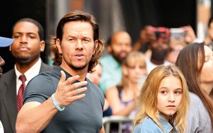 Mark Wahlberg: Najstniško hčer spremlja na zmenke