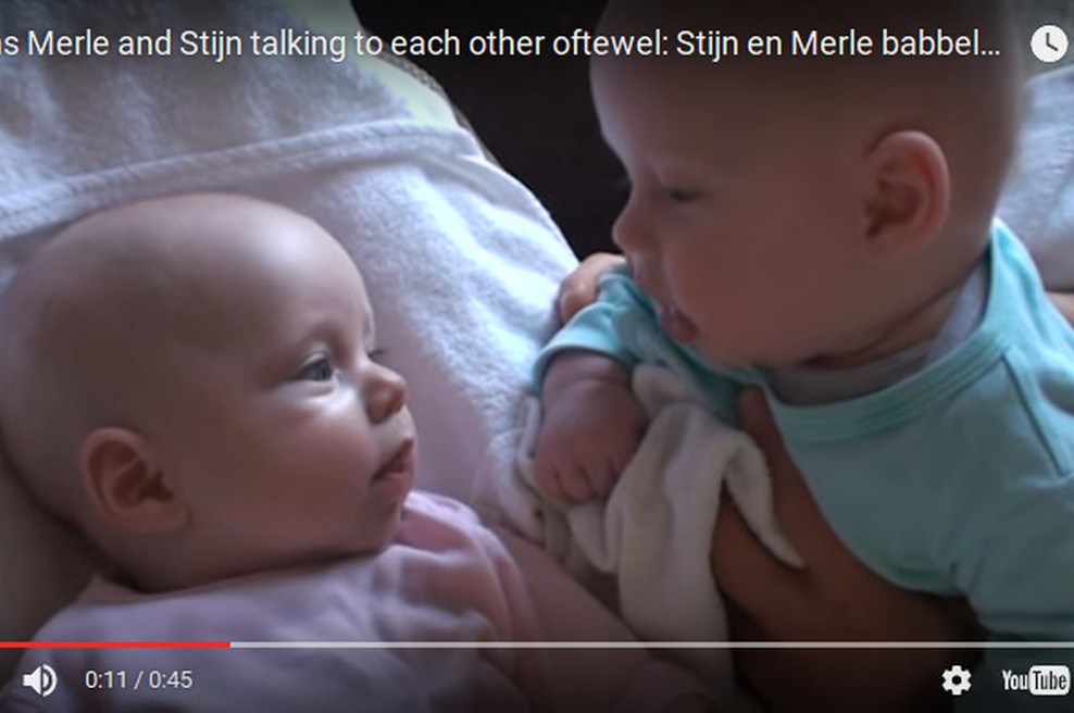 Očka se je odločil, da bo posnel svoja dvojčka, ko mu je uspel zares čudovit posnetek! (foto: youtube)