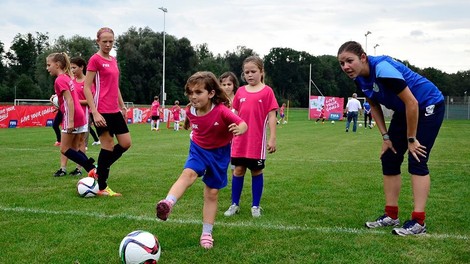 Trenerka nogometa Nina Čebin: Prav predsodek, da nogomet ni za punce, dekleta še bolj motivira, da se dokažejo!