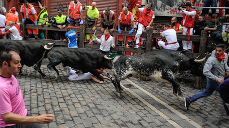 Prvi dan teka v Pamploni biki na roge nabodli enega Španca in dva Američana!