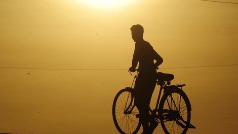 O Indijcu, ki se je s kolesom peljal vse do Švedske, da bi tam znova našel svojo veliko ljubezen!