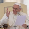 Papež na visok položaj v vatikanskem uradu imenoval žensko