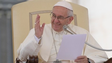 Papež na visok položaj v vatikanskem uradu imenoval žensko