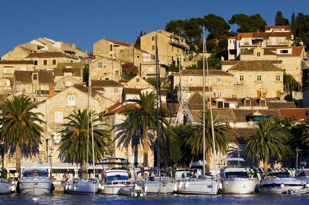 V mestu Hvar turistom med 500 in 700 evrov kazni za neprimerno obnašanje (foto: profimedia)