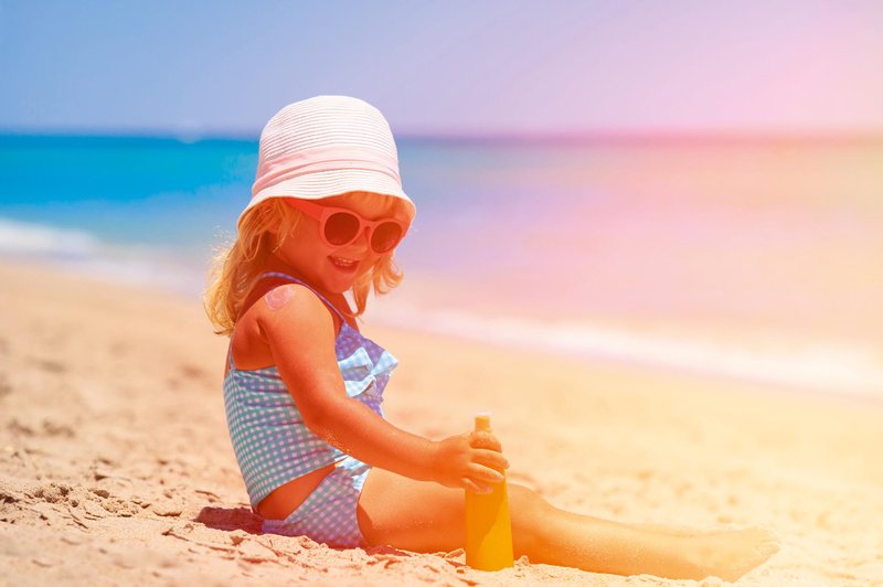 Zaščita otrok: Mazanje s kremo za sončenje spremenite v igro! (foto: Shutterstock)