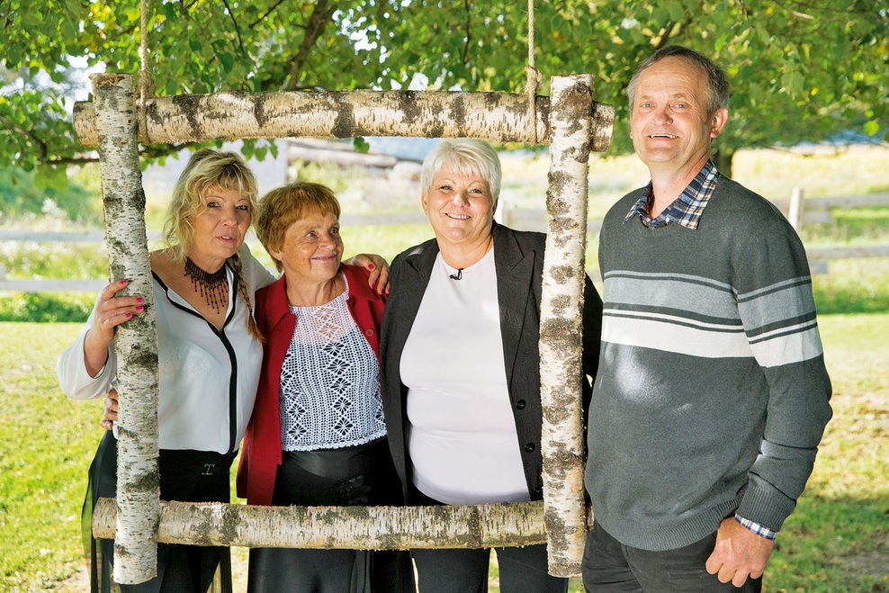 Miro Šinkovec in Marina Petrič:
Še bolj zaljubljena kot prej -
“Leto dni po koncu snemanja sva še bolj zaljubljena kot prej. Kadar imava čas, greva na izlete, odpraviva pa se tudi na morje. Tudi moja mama jo je odlično sprejela, ko se je preselila na kmetijo.
Jaz pa sem spoznal obe njeni hčerki ter vnučka in vnukinjo. Sinova živita v tujini, tako da ju žal še nisem.
V šov sem se prijavil bolj za šalo, ljubezni nisem pričakoval, čeprav po tiho seveda upaš, da morda pa le najdeš sorodno dušo. In vesel sem, da sem jo,” o svojih pričakovanjih in razpletu pove Miro, njegova izbranka Marina pa doda, da sta se v letu, ki je minilo od konca snemanja, z Mirom še bolj zbližala, saj sta imela dovolj časa za spoznavanje.
“Sva si namreč zelo podobna po značaju, zato se odlično ujameva. Edina razlika je, da je on strasten ljubitelj golfa, jaz pa konj, ki jih jaham že od mladih nog. Za golf nimam časa, saj si na zelenicah lahko tudi po več ur, jaz pa v tem času lahko marsikaj postorim. Iz oddaje sem odnesla same lepe izkušnje, najbolj mi je v spominu ostalo potovanje v Verono, kjer sva začutila pozitivno energijo, pa tudi s snemalno ekipo smo se odlično razumeli. Zdaj živim pri Miru v Hotavljah, kamor sem se preselila z Otočca, pomagam pri opravilih okoli hiše in se odlično razumem z njegovo mamo, ki me je res lepo sprejela. Seveda pa se že veselim poroke, ki bo predvidoma prihodnje leto.”