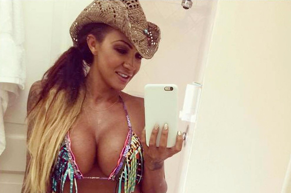 Jodie Marsh motijo njene velike prsi (foto: Profimedia)