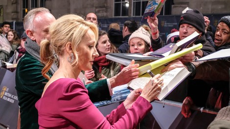 J. K. Rowling na obleko napisala skrivnostno zgodbo