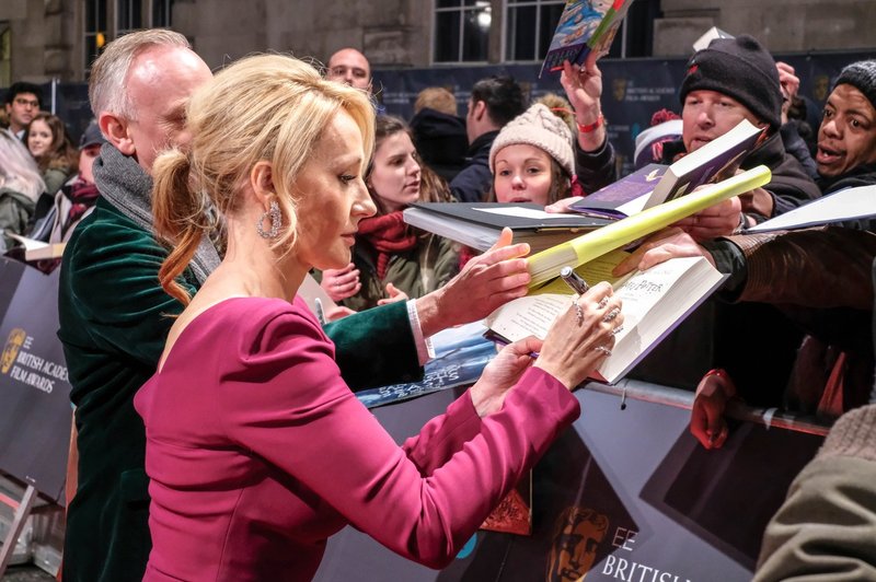 J. K. Rowling na obleko napisala skrivnostno zgodbo (foto: profimedia)