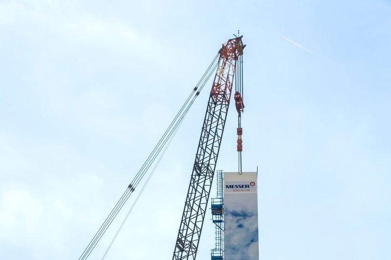 Stolp kisikarne, ki so ga danes uspešno postavili, je visok dobrih 52 metrov. (foto: Žare Modlic)