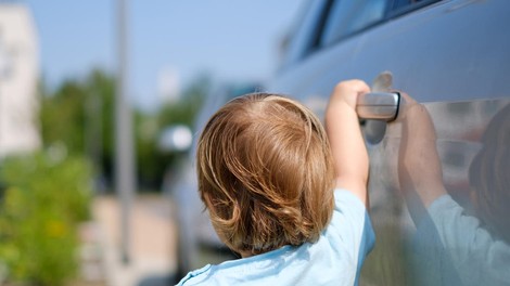 NIJZ z nasveti, kako ne pozabiti otroka v avtomobilu