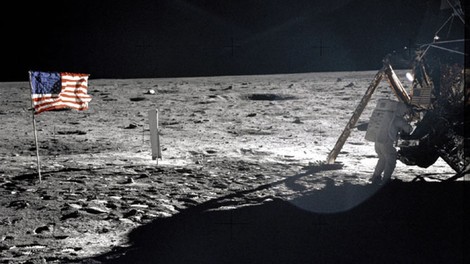 Armstrongovo torbo za lunin prah prodali za 1,8 milijona dolarjev