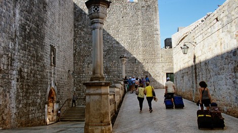 V Dubrovniku do oktobra ura parkiranja kar deset evrov