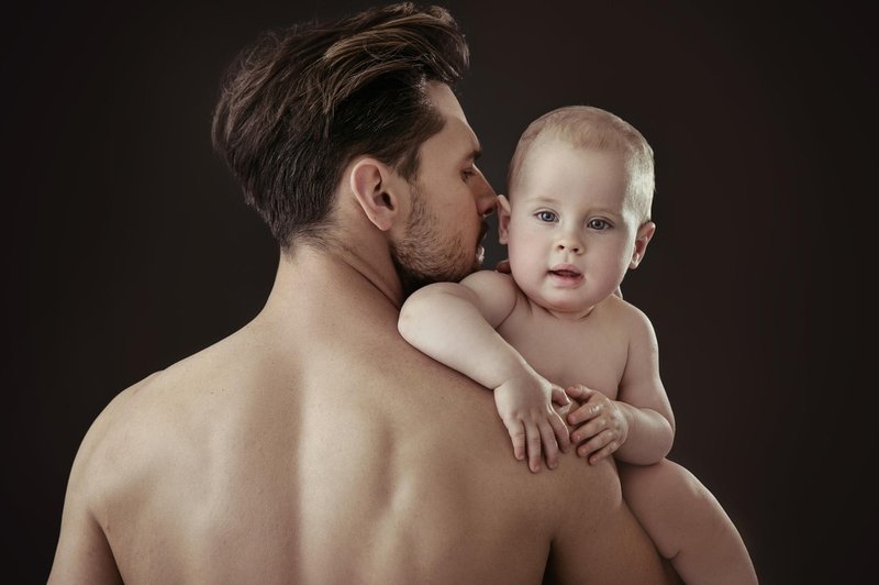 Lani več posvojitev in manj priznanj očetovstva (foto: profimedia)