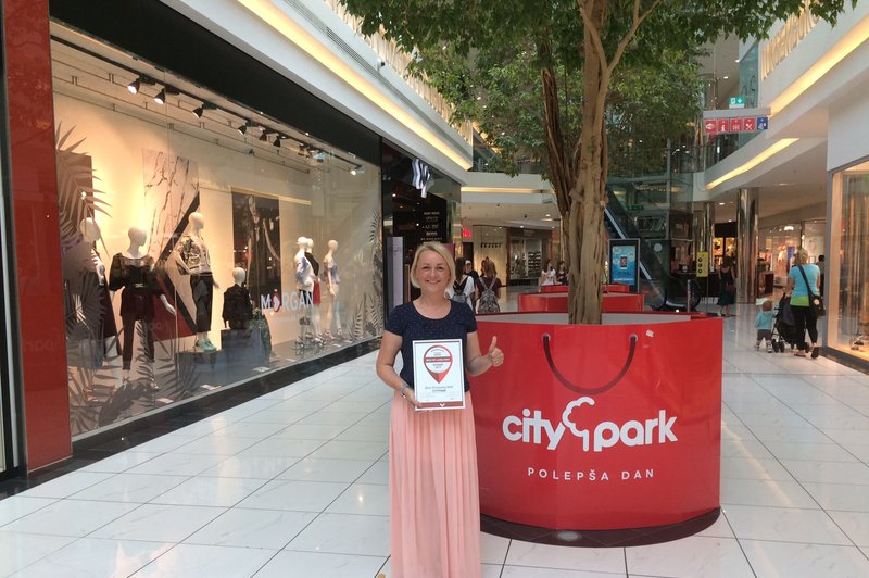 Plaketo za najboljši nakupovalni center v Ljubljani je v imenu Cityparka prejela Klavdija Miklavžin Javornik, vodja marketinga. (foto: Citypark press)