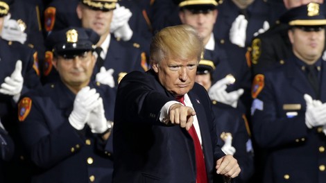 Trump policistom priporočil, naj ne bodo preveč nežni z osumljenci