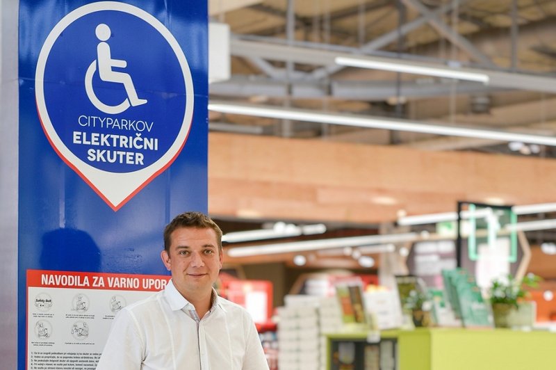 Toni Pugelj, direktor Cityparka, je prepričan, da bo električni skuter invalidom in starejšim ljudem močno olajšal nakupovanje. (foto: Robert Krumpak)