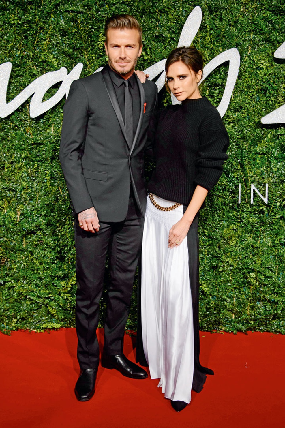David in Victoria Beckham:
David in Victoria Beckham sta skupaj že 20 let in imata skupaj štiri otroke – sinove Brooklyna, Romea, Cruza in deklico Harper. Čeprav je bilo njuno razmerje polno preizkušenj, je ljubezen vedno zmagala, saj drug drugega zelo spoštujeta, podpirata in občudujeta.