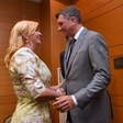 Pahor bi na pohod po Sloveniji povabil Grabar-Kitarovićevo