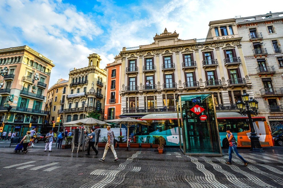 V Barceloni so se z minuto molka spomnili žrtev napada (foto: Profimedia)