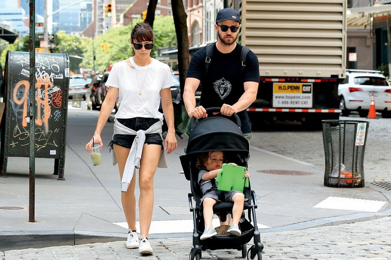 Justin Timberlake in Jessica Biel: Na sprehodu z otrokom (foto: Profimedia)