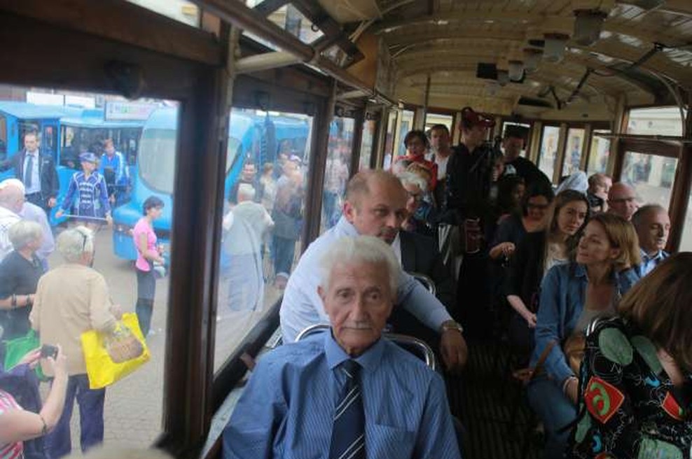 Zagrebški mestni prevoz uporabnikom ponuja elektronska opravičila za zamude v službo (foto: HINA/STA)