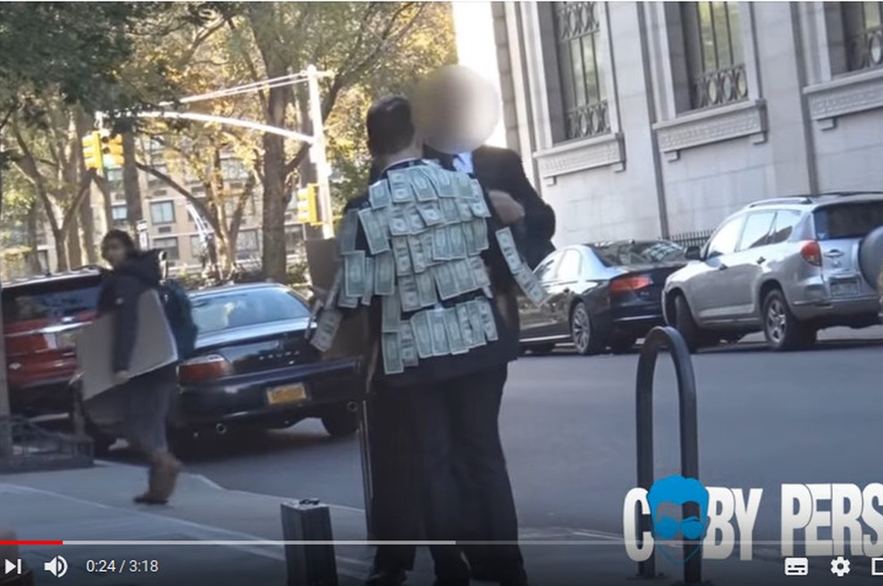 Na obleko si je nalepil denar in dovolil mimoidočim, da si vzamejo, kolikor potrebujejo! Zgodilo pa se je tole ... (foto: Youtube printskrin)