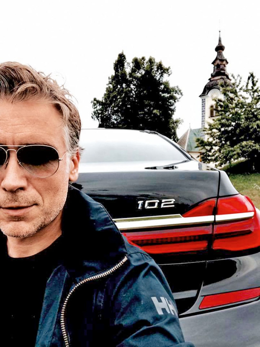 Jan Plestenjak: Jan naj bi sicer imel kar nekaj avtomobilov, a ko smo se nazadnje z njim srečali na intervjuju, nam je priznal, da je temni terenec znamke Mercedes Benz eden izmed njegovih ljubših prevoznih sredstev, nazadnje pa si je omislil tudi novi BMW serije 7, s personaliziranim napisom 102.