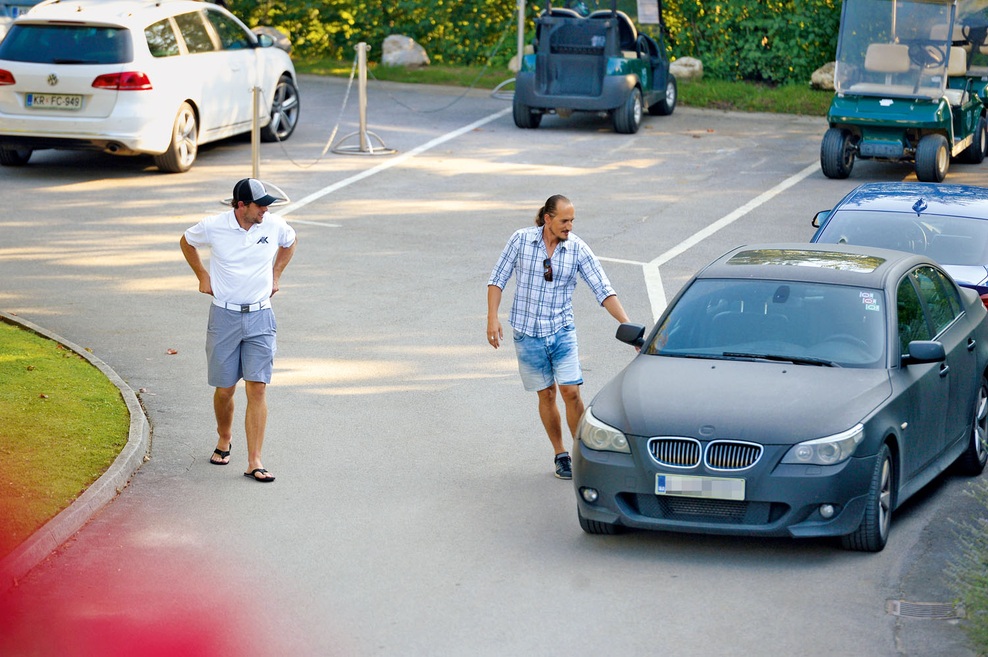 Jan Plestenjak: Jan naj bi sicer imel kar nekaj avtomobilov, a ko smo se nazadnje z njim srečali na intervjuju, nam je priznal, da je temni terenec znamke Mercedes Benz eden izmed njegovih ljubših prevoznih sredstev, nazadnje pa si je omislil tudi novi BMW serije 7, s personaliziranim napisom 102.