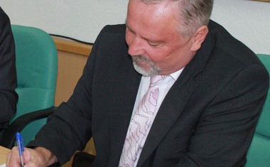 Župan med podpisom pogodbe o projektu rekonstrukcije lokalne ceste Dvor–Sadinja vas.