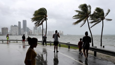 Kar 43.000 prebivalcev Floride bi šlo nad orkan Irma s puško
