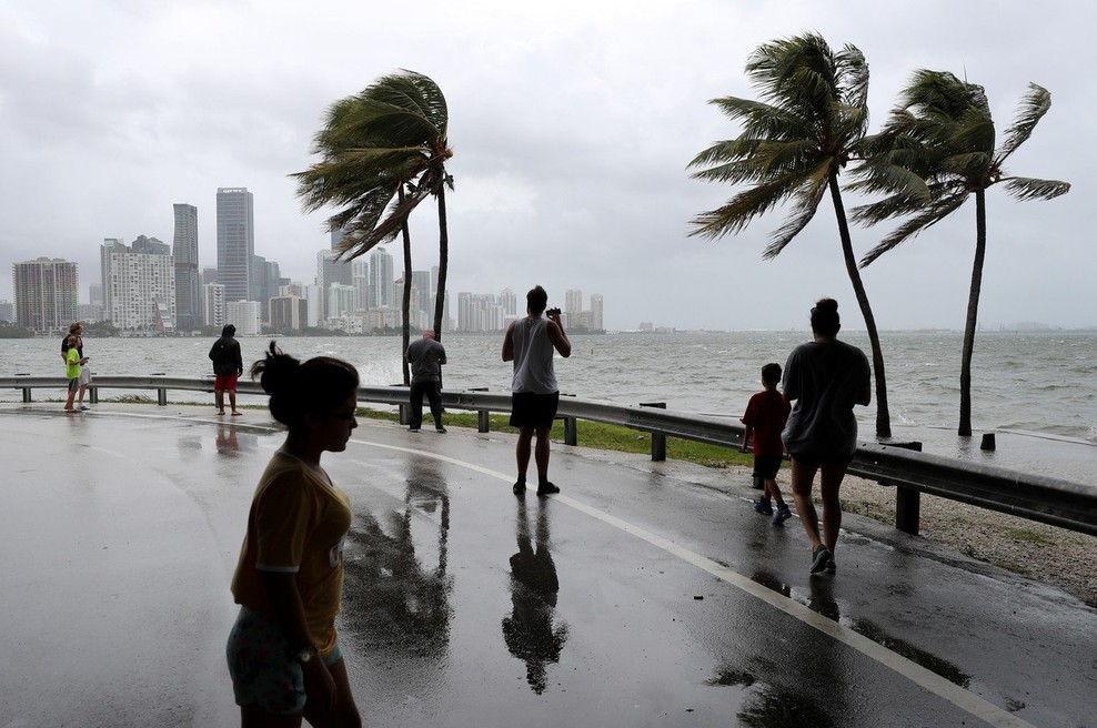 Kar 43.000 prebivalcev Floride bi šlo nad orkan Irma s puško (foto: profimedia)