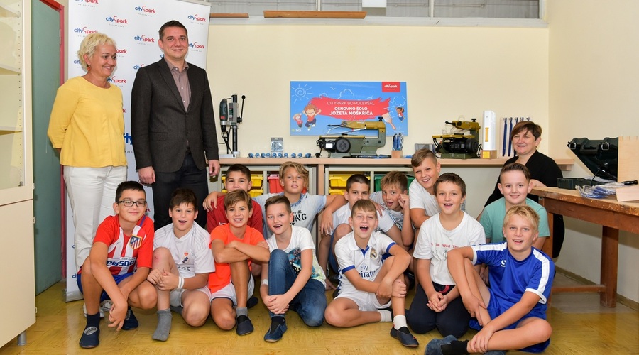 Toni Pugelj, direktor Cityparka, v družbi ravnateljice, učiteljice tehnike in otrok OŠ Jožeta Moškriča. (foto: Robert Krumpak)