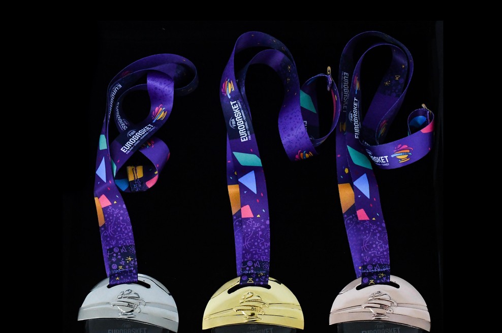 Košarkarskih medalj je 25, replika pokala pa je v trajno last (foto: FIBA)